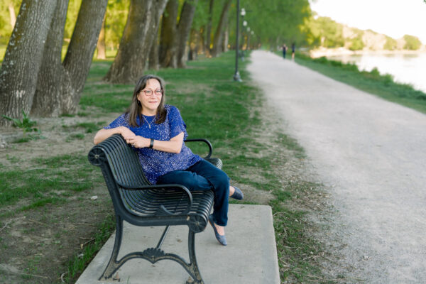 雪莉·伯恩斯坐在公园的长椅上